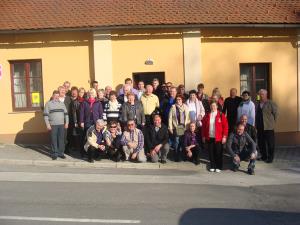 Celotna naša skupina pred razstavnim prostorom ročnih del in slik njihovih umetnikov.